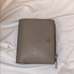 Tory Burch bifold wallet in pretty grey/beige!